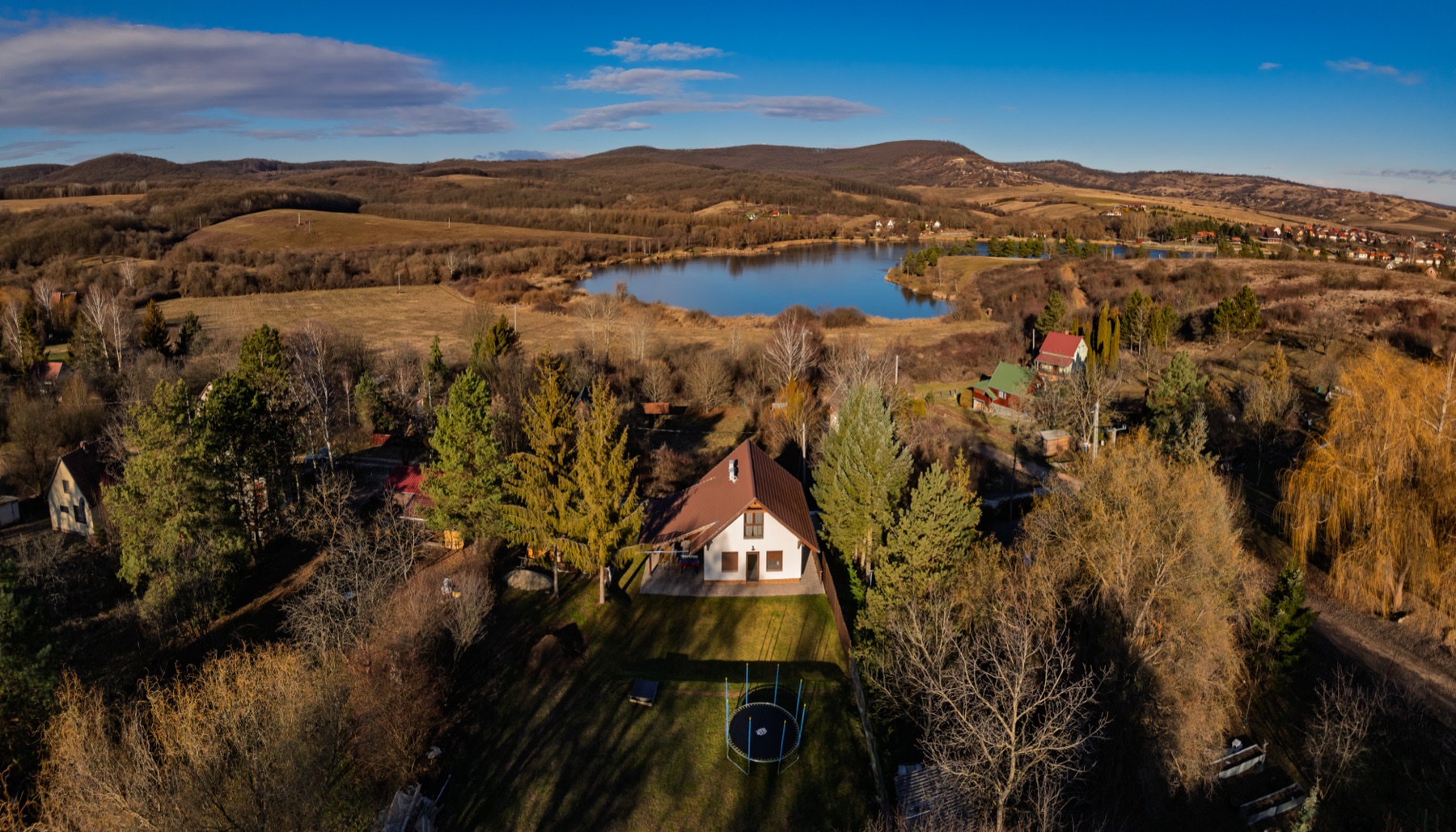 A Loft Vendégház és a Varbói-tó látképe