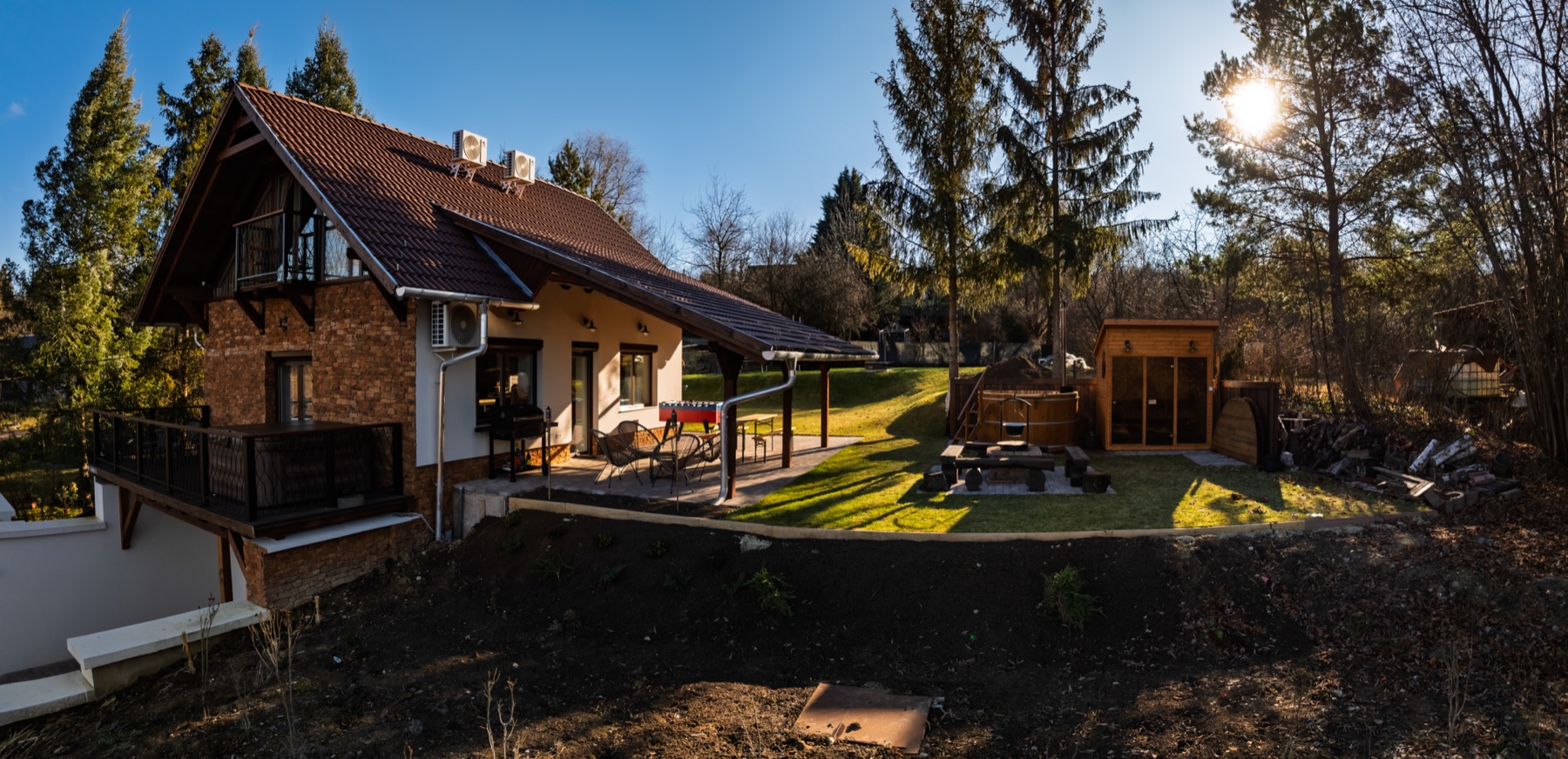 A vendégház és a tó légi panorámája
